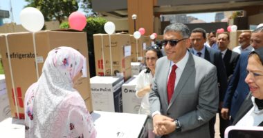 محافظ الجيزة يسلم أجهزة كهربائية لـ50 فتاة من المقبلات على الزواج محافظ الجيزة يسلم أجهزة كهربائية لـ50 فتاة من المقبلات على الزواج