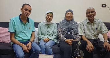 قادرون باختلاف.. "آلاء" بطلة من ذوى الإعاقة سراج يضيئ أركان منزل أسرتها.. حصدت ميداليات ذهبية فى ألعاب القوى.. نالت تكريم قرينة رئيس الجمهورية فى احتفالية المجلس القومى لمتحدى الإعاقة.. ووالدتها: نشعر بالفخر أسرة الاء وصحفى اليوم السابع