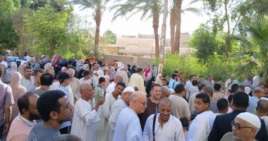 لبيك اللهم لبيك.. حجاج قنا يودعون أراضيها للذهاب إلى الأراضى المقدسة وسط حالة من الفرح.. الطبل والمزمار البلدى وتجمع مئات الأسر أبرز المظاهر.. والمسئولون يوزعون الورود على الحجاج برعاية وزارة التضامن.. صور جانب من الاحتفال بالحج