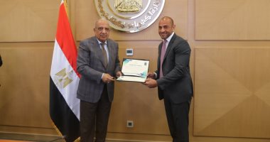 نيوز برو : 
                                            وزير الكهرباء يسلّم شهادات تأهيل 4 مشروعات لإنتاج الطاقة وبيعها لمستهلكين صناعيين
                                        