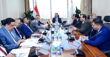 وزير التموين يستعرض خطة تطوير شركات المطاحن وتحسين الخدمات المقدمة للمواطنين جانب من الإجتماع