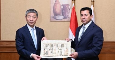 وزير الشباب والرياضة يبحث مع السفير الصيني سبل تعزيز التعاون المشترك السفير الصينى مع وزير الرياضة
