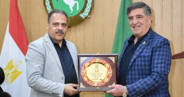"الجبهة الوطنية" يهدى "درع تكريم" لمحافظ الشرقية تقديرا لجهوده فى دعم التنمية