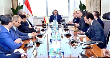 نائب وزير التموين يبحث خطة تطوير منظومة توزيع السلع الغذائية والمنافذ التابعة جانب من الإجتماع