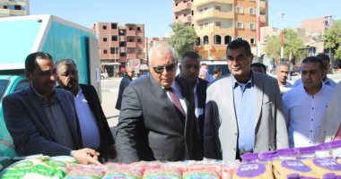 محافظ الوادى الجديد يفتتح "سوق اليوم الواحد" بالمراكز عبر الفيديو كونفرانس