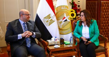 وزيرة التنمية المحلية تتابع مع محافظ بنى سويف الموقف التنفيذى لمشروعات "حياة كريمة" جانب من اللقاء