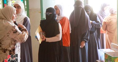 انطلاق قطار الثانوية الأزهرية.. ارتياح لسهولة أسئلة القرآن والحديث للقسم العلمى.. رئيس المعاهد يتابع انتظام اللجان من غرفة العمليات المركزية.. 173808 طلاب يؤدون الامتحانات في 755 لجنة بنظام البوكليت.. صور امتحانات الثانوية الأزهرية