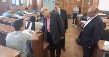 نائب رئيس جامعة دمنهور يجري جولة تفقدية بكليتي الهندسة والآداب