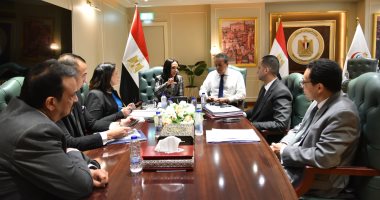 وزير الصحة يناقش خطوات تنفيذ تكليفات الرئيس السيسي بزيادة فصول الحضانات جانب من الاجتماع