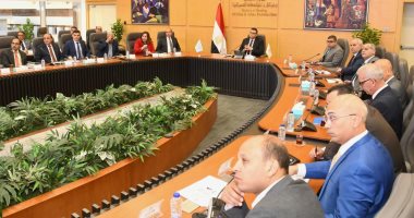 وزير الإسكان يعقد اجتماعه الدوري لمتابعة المشروعات السكنية بعددٍ من المدن الجديدة