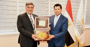 "الجبهة الوطنية" يهدى وزير الرياضة "درع تكريم" لدعمه العمل المجتمعى