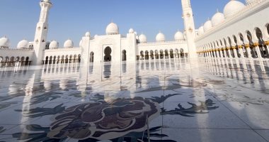 جامع الشيخ زايد بأبوظبي.. معمارٌ يخطف الأبصار ورسالةٌ تتجاوز الجدران.. تحفةٌ معمارية تسرد حكاية التسامح.. 82 قبة و1000 عمود ورابع أكبر سجادةٍ يدوية في العالم.. ويتسع لأكثر من 40 ألف مصلٍّ، ووجهةٌ جامع الشيخ زايد بأبوظبي