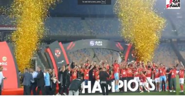 تليفزيون اليوم السابع يرصد لحظة احتفال لاعبى الأهلى بدرع الدورى.. فيديو احتفال لاعبى الأهلى بدرع الدورى