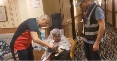 فى مشهد إنسانى.. بعثة حج القرعة تعيد متعلقات حاجة بعد فقدها