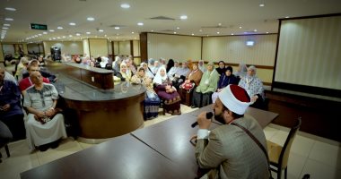 ندوات دينية لحجاج القرعة لتعريفهم كيفية أداء المناسك.. صور