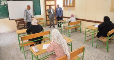 بلغة الإشارة.. طلاب مدرسة الأمل لمحافظ الدقهلية: "بنحبك".. ويرد: "وأنا أحبكم"