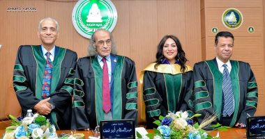 رسالة دكتوراه حول دور التسويق الريادي في الكلمة المنطوقة الإلكترونية لتحقيق التسويق المستدام الباحثة أثناء المناقشة