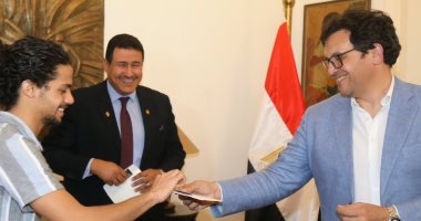 وزير الثقافة واحد الطلاب فى مبادرة اهلا وسهلا بالطلبة 
