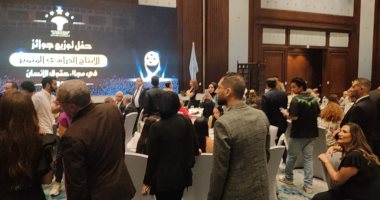 توافد فنانين وشخصيات عامة على حفل حقوق الإنسان لتوزيع جوائز الدراما الرمضانية