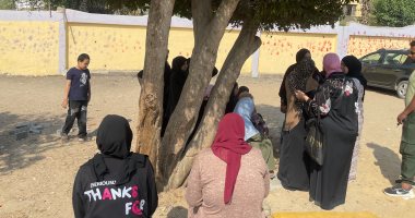 بالدعاء.. أمهات طلاب الشهادة الإعدادية بالجيزة يساندن أبنائهن.. فيديو أمهات طلاب الشهادة الإعدادية بالجيزة يساندن أبنائهن