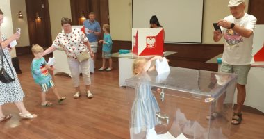 السياح البولنديين بالغردقة يصوتون بجولة الإعادة فى الانتخابات الرئاسية.. صور