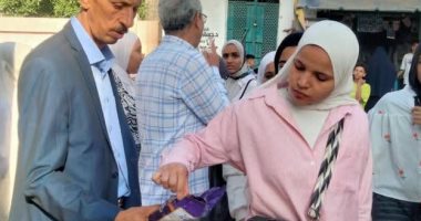 توزيع شيكولاتة على طلاب الشهادة الإعدادية أمام لجان الامتحانات بالفيوم.. صور جانب من توزيع الشيكولاته