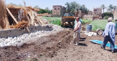 إزالة 9 حالات تعدى بالبناء على أراض زراعية وأملاك دولة بـ 8 قرى فى سوهاج جانب من الإزالات
