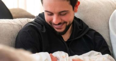 أحلى تشخيص في حياتي.. ولي عهد الأردن يعاني من ألم بالكتف لكثرة حمله ابنته الأمير الحسين وابنته