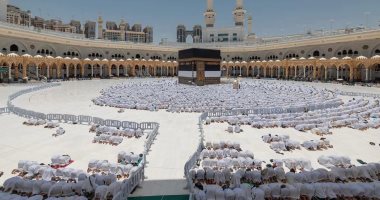 قصة صورة من الحرم.. بياض يُبهج وبكاء يُطمئن الكعبة المشرفة
