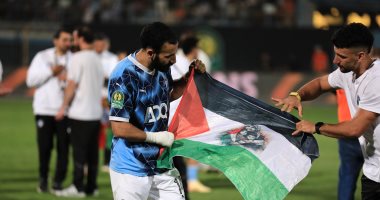 مهند لاشين يرفع علم فلسطين خلال احتفالات بيراميدز بأول لقب أفريقي ..صور علم فلسطين في احتفالات بيراميدز