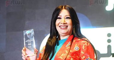 الفنانة انتصار تداعب حضور حفل توزيع جوائز الدراما: التصفيق بعافية شوية الفنانة انتصار