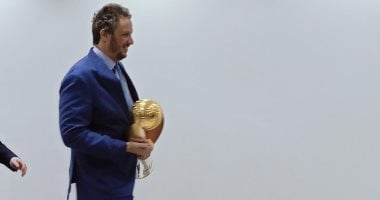 رئيس بيراميدز يحضر اجتماع اتحاد الكرة والأندية حاملا كأس دورى أبطال أفريقيا ممدوح عيد