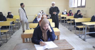 طلاب أدبي يؤدون امتحانات الشهادة الثانوية الأزهرية في مادتي الفرنساوى والإنشاء طلاب القسم الأدبي يؤدون امتحانات الشهادة الثانوية الأزهرية