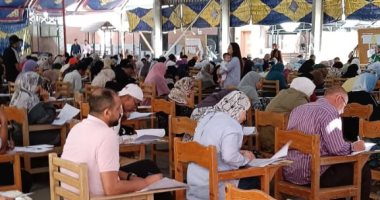 أستاذة جامعية ببورسعيد تحمل رضيعة طالبة أثناء الامتحان لتساعدها على التركيز.. صور