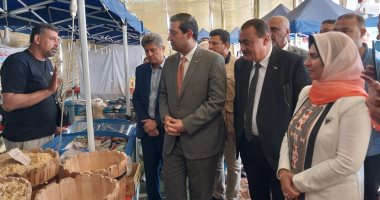 استعدادا للعيد.. محافظ دمياط يفتتح معرض الغرفة التجارية للسلع الغذائية بأسعار مخفضة
