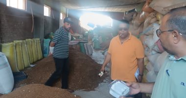 ضبط 10.5 ألف سجارة مقلدة و4 أطنان فل سجائر و800 كجم تبغ بمخزن بكفر الشيخ.. فيديو وصور جانب من الحملة