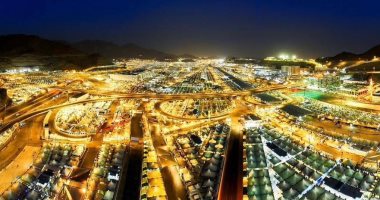 مشهد ليلي ساحر.. مشعر منى يتزين استعدادا لاستقبال الحجاج