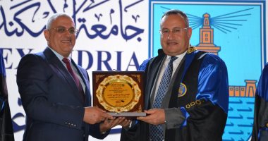 رئيس جامعة الإسكندرية يشهد تخرج دفعة جديدة من طلاب الماجستير بكلية الأعمال "EMBA"
