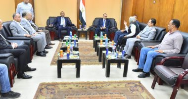 محافظ أسيوط يترأس اجتماع الغرفة التجارية ويشيد بتوزيع 2500 بون غذائى للأسر الأكثر احتياجا