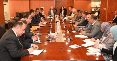 وزير الصناعة يبحث مع محافظ ومستثمري البحيرة تحديات المناطق الصناعية بالمحافظة وسبل حلها وزير الصناعة ومحافظ البحيرة