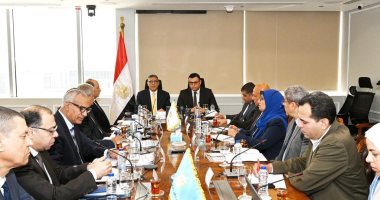 وزير الإسكان ومحافظ الجيزة يتابعان ملفات العمل المشتركة بمشروعات مياه الشرب والصرف