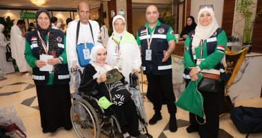 إيناس على كرسيها المتحرك تصل الكعبة مع عائلتها بعد حلم طال انتظاره.. صور