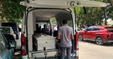 سيارة نقل الموتى تصل منزل سميحة أيوب استعدادا للجنازة.. صور سيارة نقل الموتى