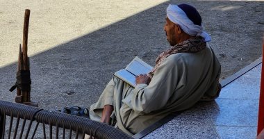 صورة اليوم من الأقصر.. عامل يتلو كتاب الله وينتظر الرزق بالشاكوش والأزميل