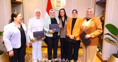 وزيرة التضامن تكرم الإدارة المركزية لشؤون الأشخاص ذوى الإعاقة وزيرة التضامن تكرم الإدارة المركزية لشؤون الأشخاص ذوي الإعاقة