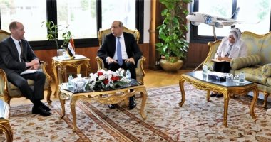 وزير الطيران المدنى يلتقى وفد من مسئولى البنك الأوروبى لإعادة الإعمار