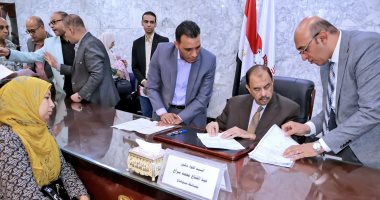 محافظ سوهاج يستمع إلى مطالب وشكاوى المواطنين في اللقاء الجماهيرى