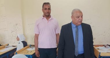 وكيل تعليم الأقصر يتابع سير امتحانات الشهادة الإعدادية بإدارة إسنا.. صور