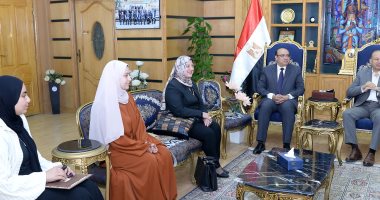 رئيس جامعة المنصورة يُكَرِّم طالبتين بكلية التربية للطفولة المبكرة لأمانتهما