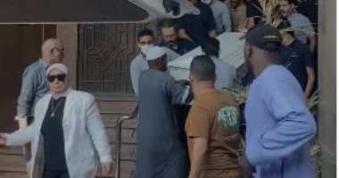 جثمان الراحلة سميحة أيوب يغادر منزلها بحضور خالد جلال.. صور جثمان سميحة أيوب